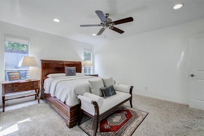 Building Photo - 2907 Fontana Dr