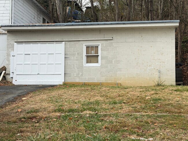 Building Photo - 716 Park Lane