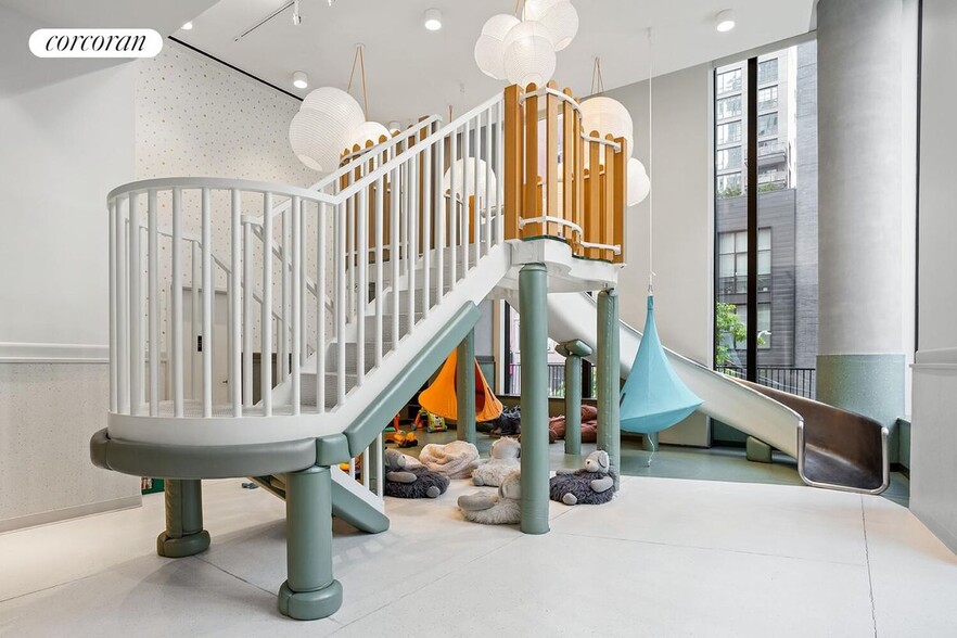 Building Photo - 11 Hoyt St