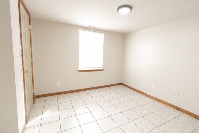 Building Photo - 5 Bed 2 Bath House