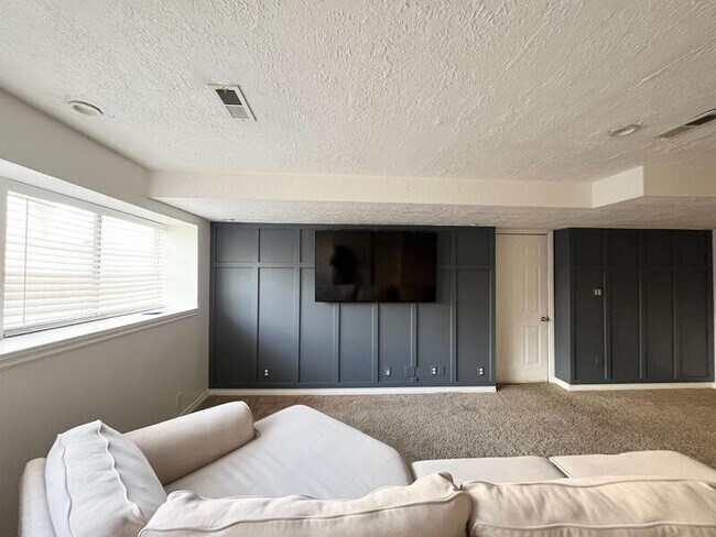 Building Photo - 11301 Sandy Ridge Dr