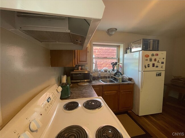 Building Photo - 60 Oswego St