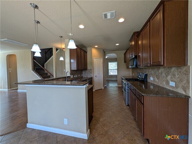 Building Photo - 212 Oak Creek Way