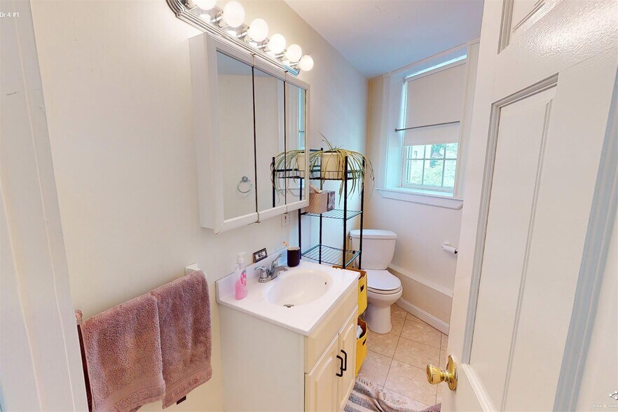 Building Photo - 5 Bishop Allen Dr