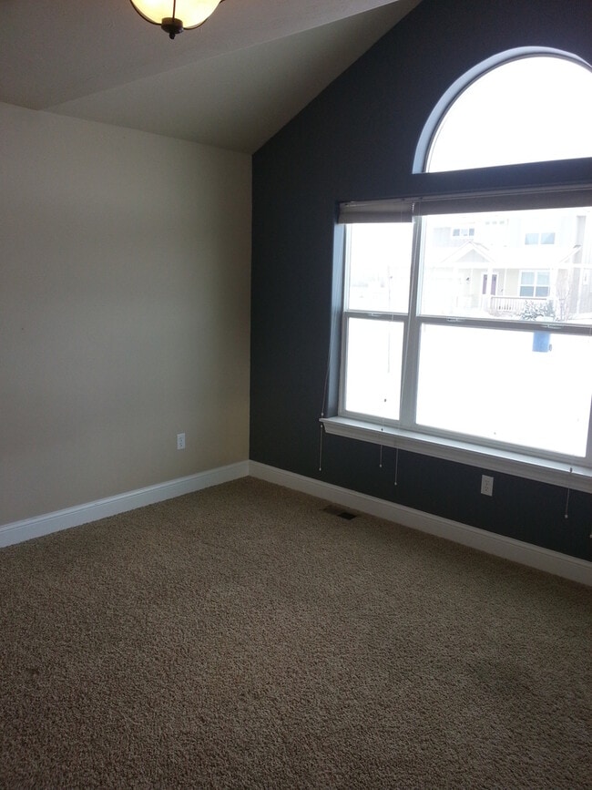 Building Photo - Lovely 3 Bedroom Single Level House- Close...