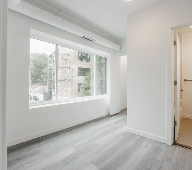 Building Photo - 1712 W Glenlake Ave