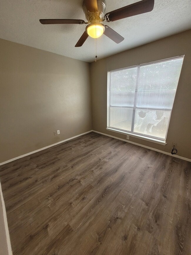 Building Photo - 2 bed 2 bath duplex unit