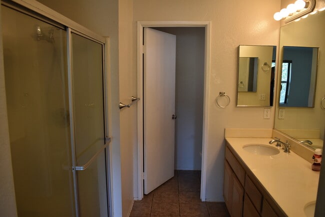 Building Photo - 2 Story 3 Bedroom 2.5 Bath Townhome with A...