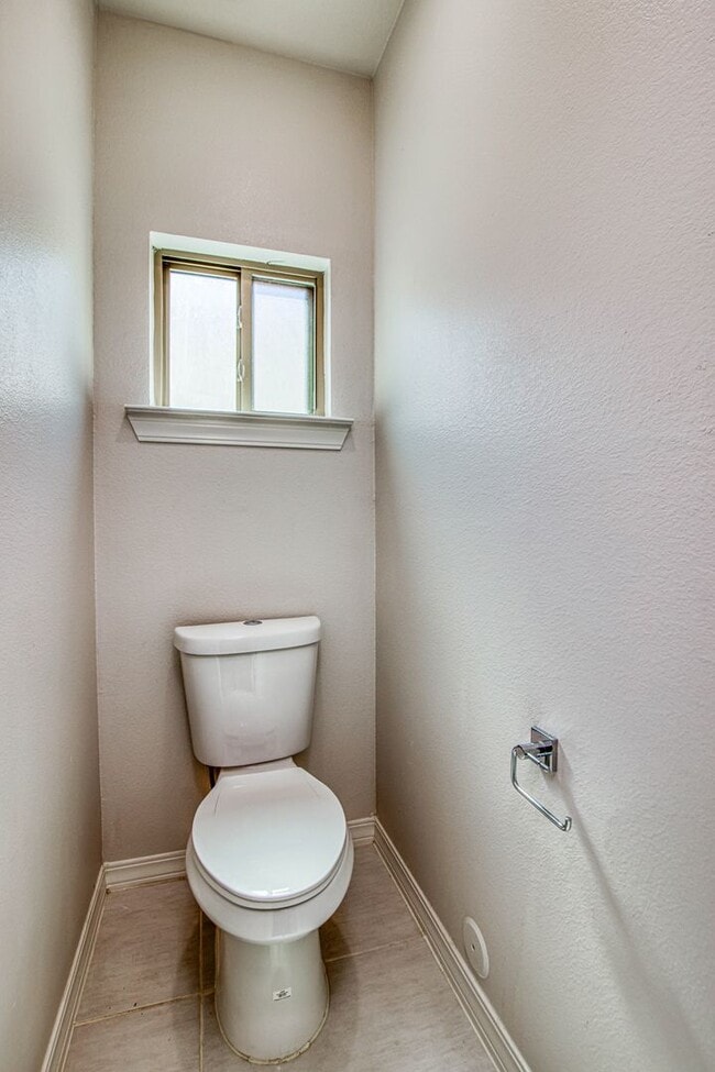 Building Photo - Beautiful  House 3 beds/3 baths. This Prop...