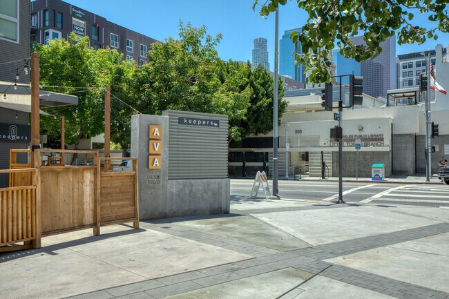 Building Photo - 200 S Los Angeles St