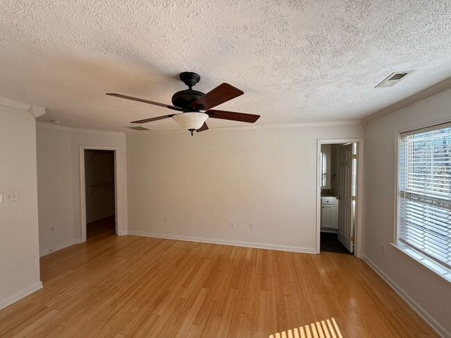 Building Photo - 3-bedroom 3.5 bath townhouse $500 off first month's rent