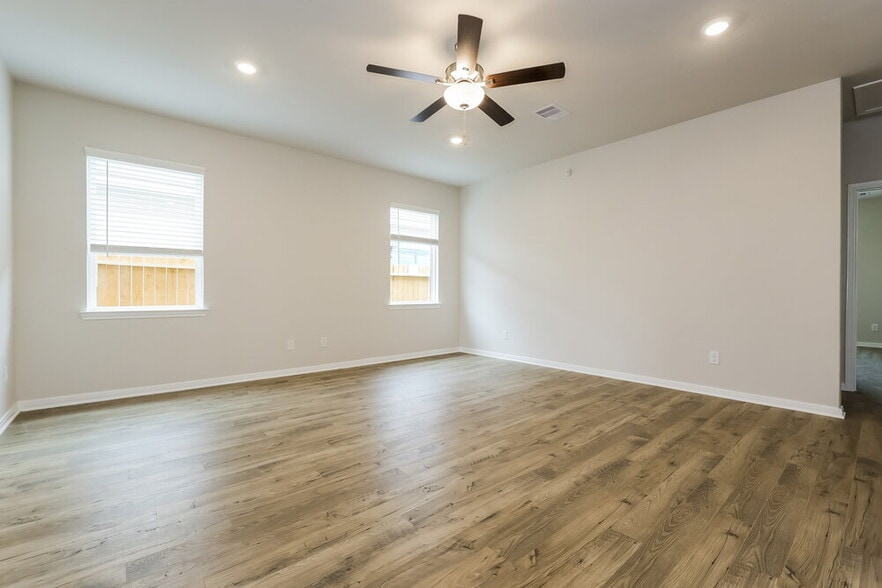 Building Photo - 16435 Honeysuckle Hl Dr
