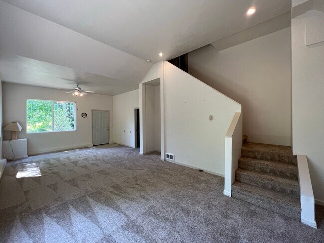 Building Photo - 3926 Shasta View St