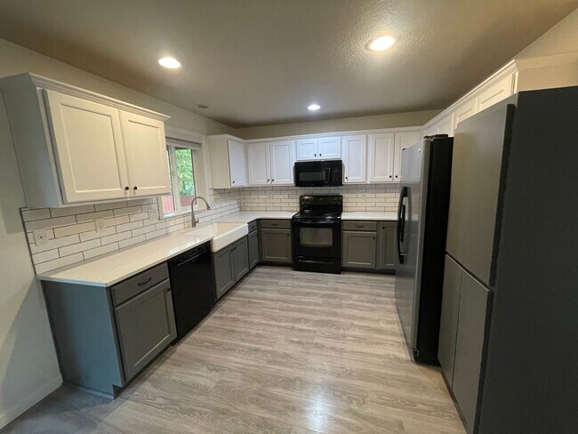 Building Photo - ** MOVE IN SPECIAL** 4 Bedroom House in Jefferson!