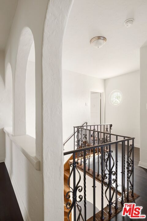 Building Photo - 120 S Poinsettia Pl