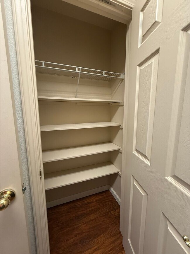 Building Photo - Nice Home with great floorplan