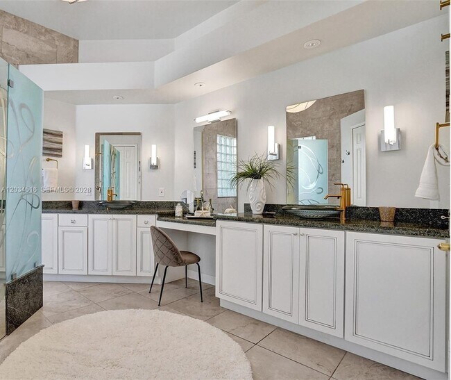 Building Photo - 2501 Poinciana Dr