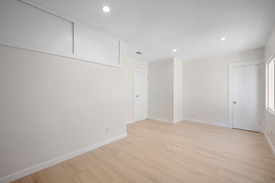 Building Photo - 525 W Wilson Ave