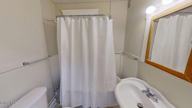 Building Photo - 566 Park Ave