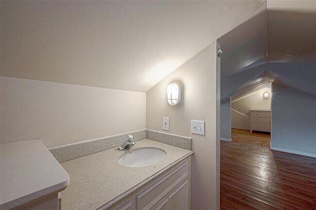 Building Photo - 707 Peden St