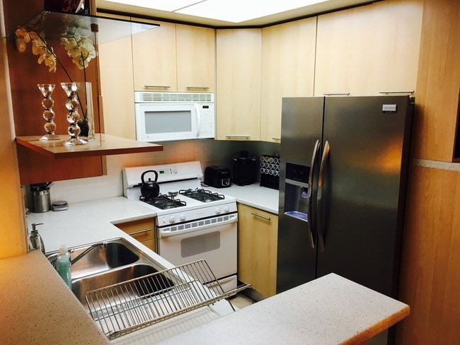 Kitchen with appliances - 7120 La Tijera Blvd