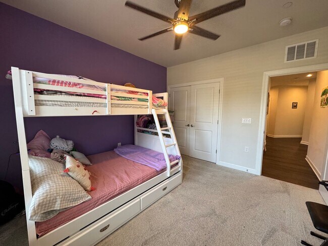 Building Photo - Stylish 2 Bed 2 Bath Condo With Den & Balc...