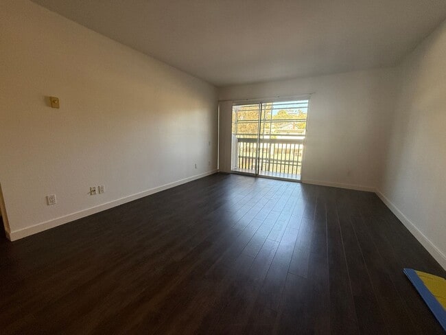 Building Photo - **$300 OFF FIRST MONTHS RENT** Renovated S...