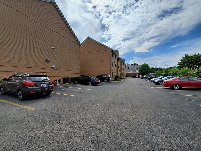 Building Photo - 8700 W Evelyn Ln