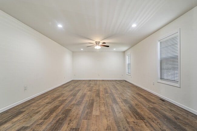 Building Photo - 164 River Cliff Cir