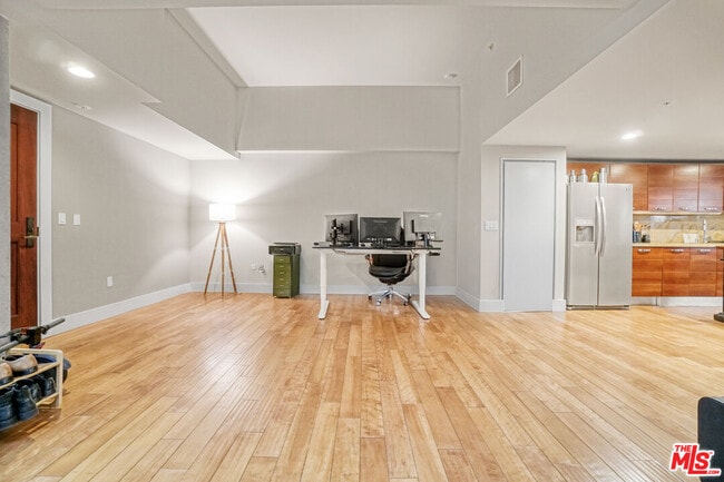 Building Photo - 460 S Spring St