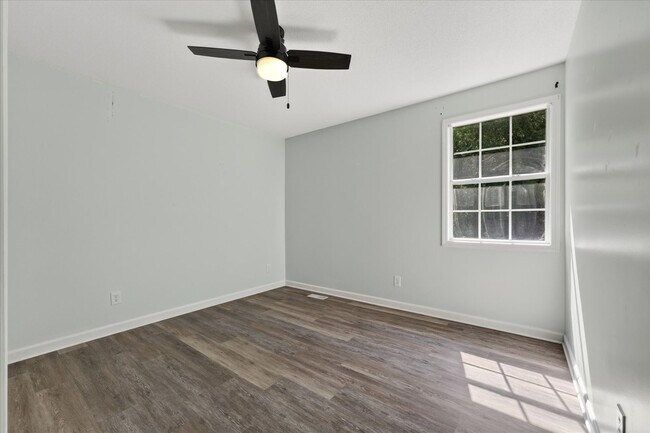 Building Photo - 727 Acorn Dr