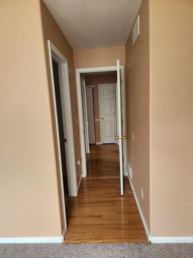 Building Photo - 3 Bedroom 2 full bathrooms in Brighton