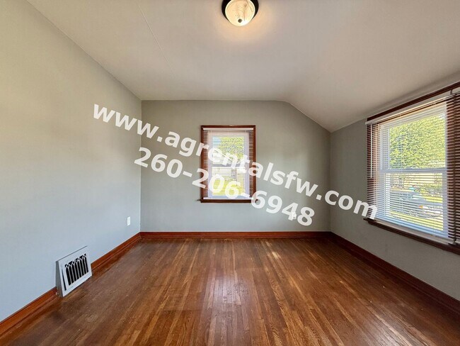 Building Photo - 2 Bedroom House