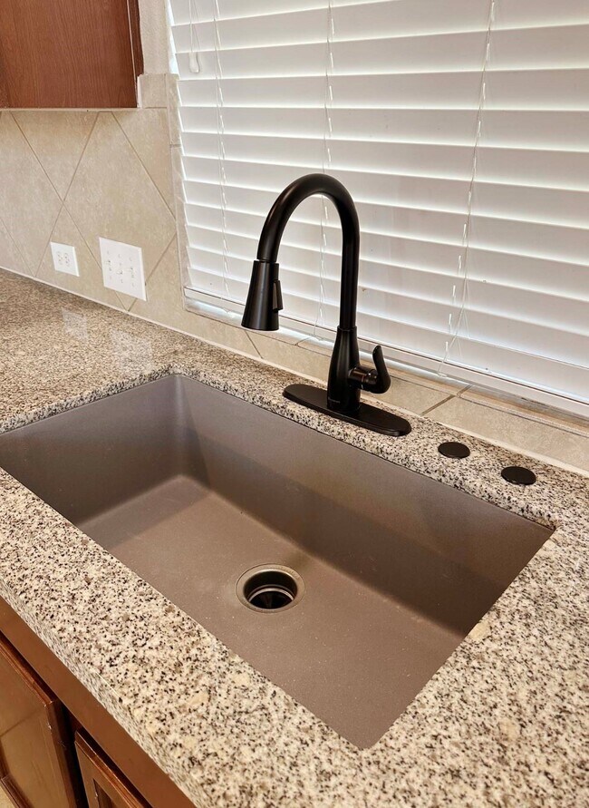 Building Photo - 25981 N Kings Mill Ln