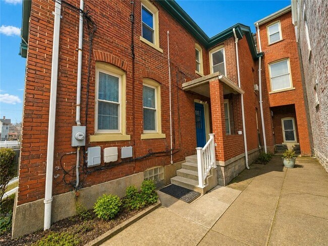 Building Photo - 226 S Pacific Ave