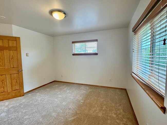 Building Photo - desirable Driftwood Keys daylight rambler...main floor primary suite