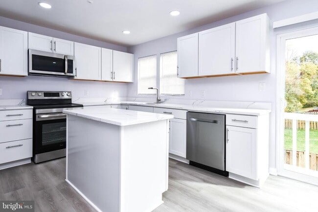 Building Photo - 915 Westlake Dr