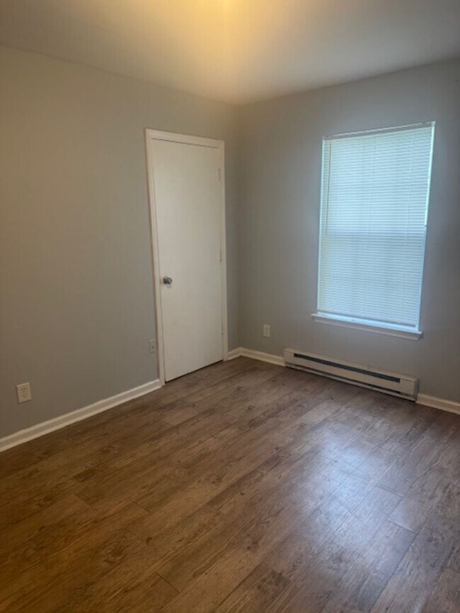 Building Photo - Three Bedroom Apartment in Norfolk