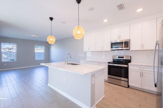 Building Photo - Gorgeous 3-Bed/2.5-Bath Townhome in Treves...