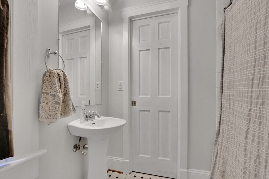 Building Photo - 1027 Eleanor St