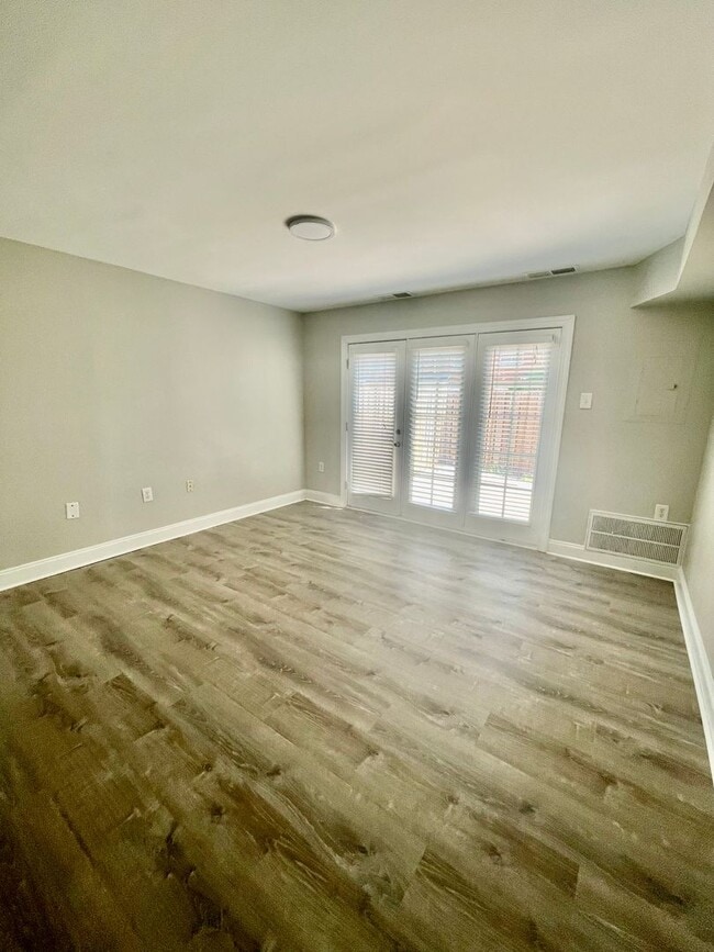 Building Photo - Must see this adorable 2 bedroom 1.5 bath ...