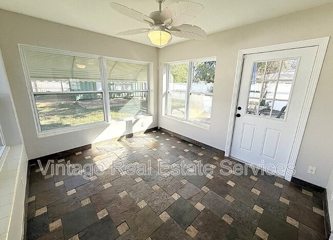 Building Photo - 105 N Aurora Ave