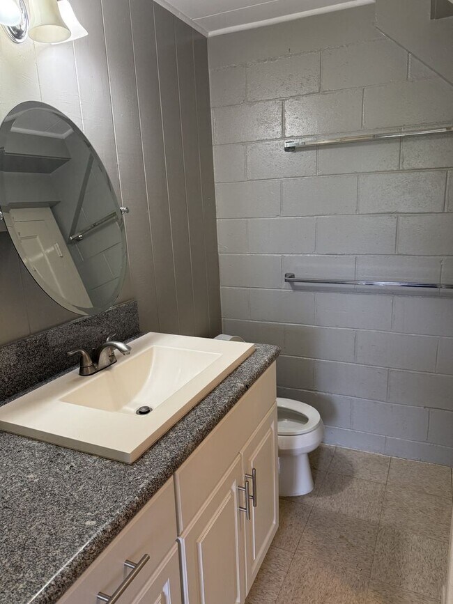 Building Photo - 2 bed 1 bath, 1 studio for $4,100.00/mo with beautiful view of Diamond Head. DONT MISS OUT!