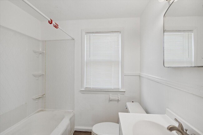 Building Photo - 22107/22109/22111 15 Mile Rd - T - Dubai 2...