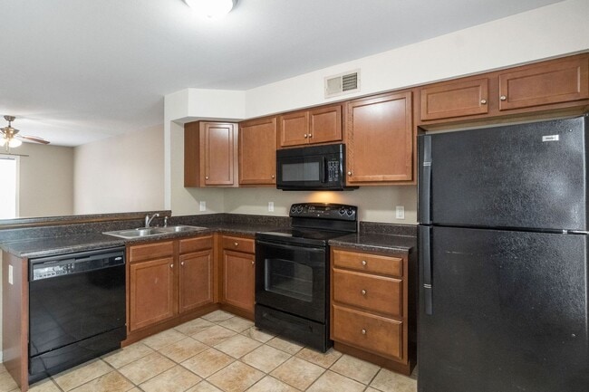 Building Photo - 2 Bedroom 1.5 Bathroom Townhome!!!