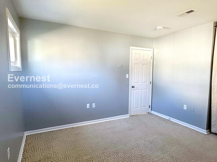 Building Photo - 123 Thomas Rd