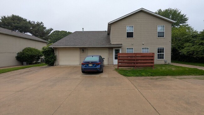 Building Photo - 873 Kerns Dr NE
