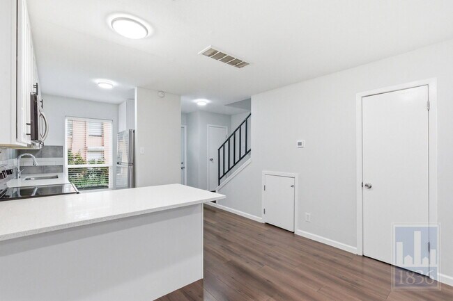 Building Photo - 3820 Southway Dr