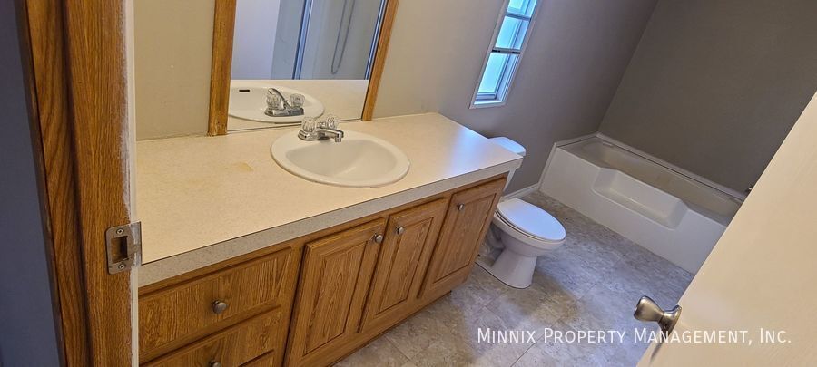 Building Photo - 304 SE 4th St