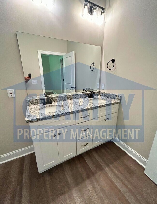 Building Photo - Spacious 4-bedroom home in prime Cleveland...